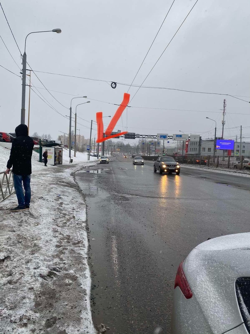 В Ярославле у торгового центра пять автомобилей пробили колеса