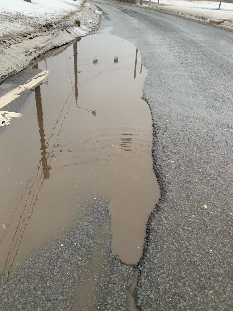 В Ярославле у торгового центра пять автомобилей пробили колеса