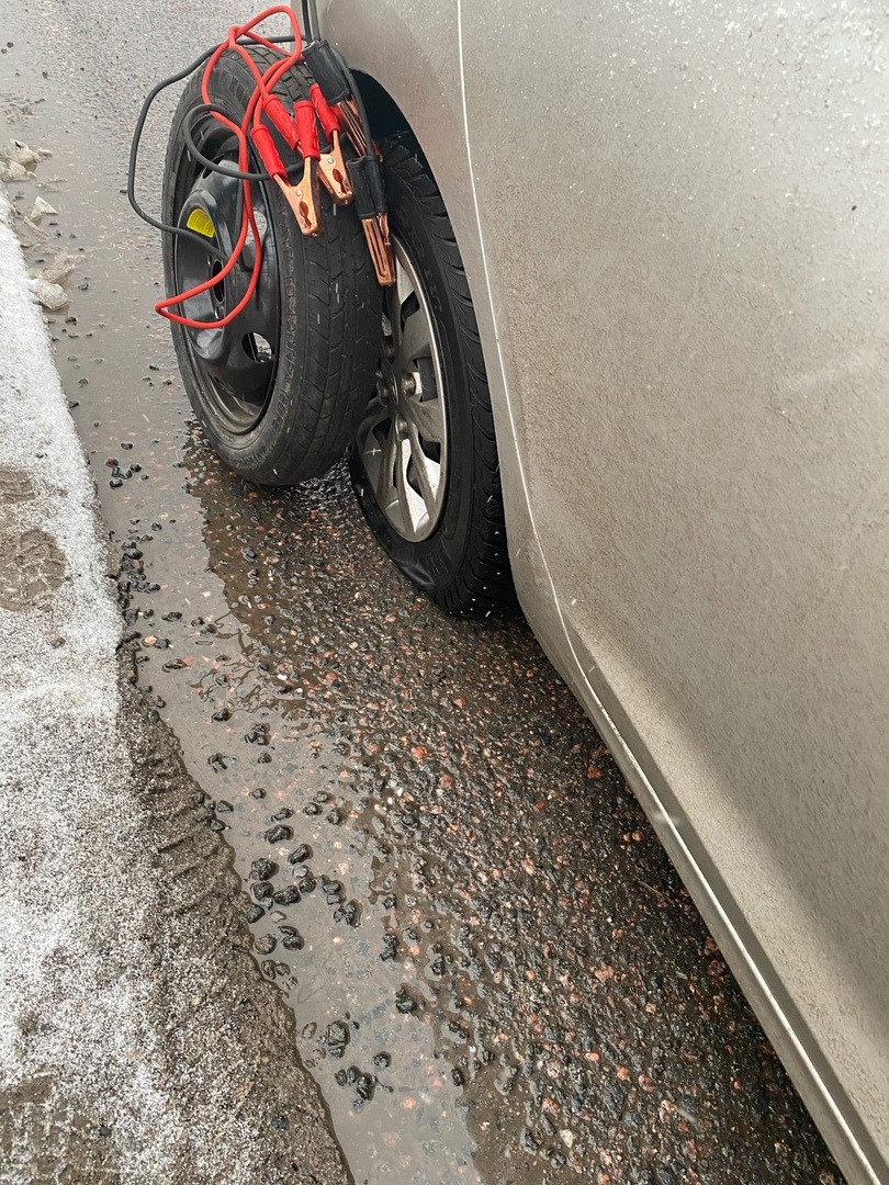 В Ярославле у торгового центра пять автомобилей пробили колеса