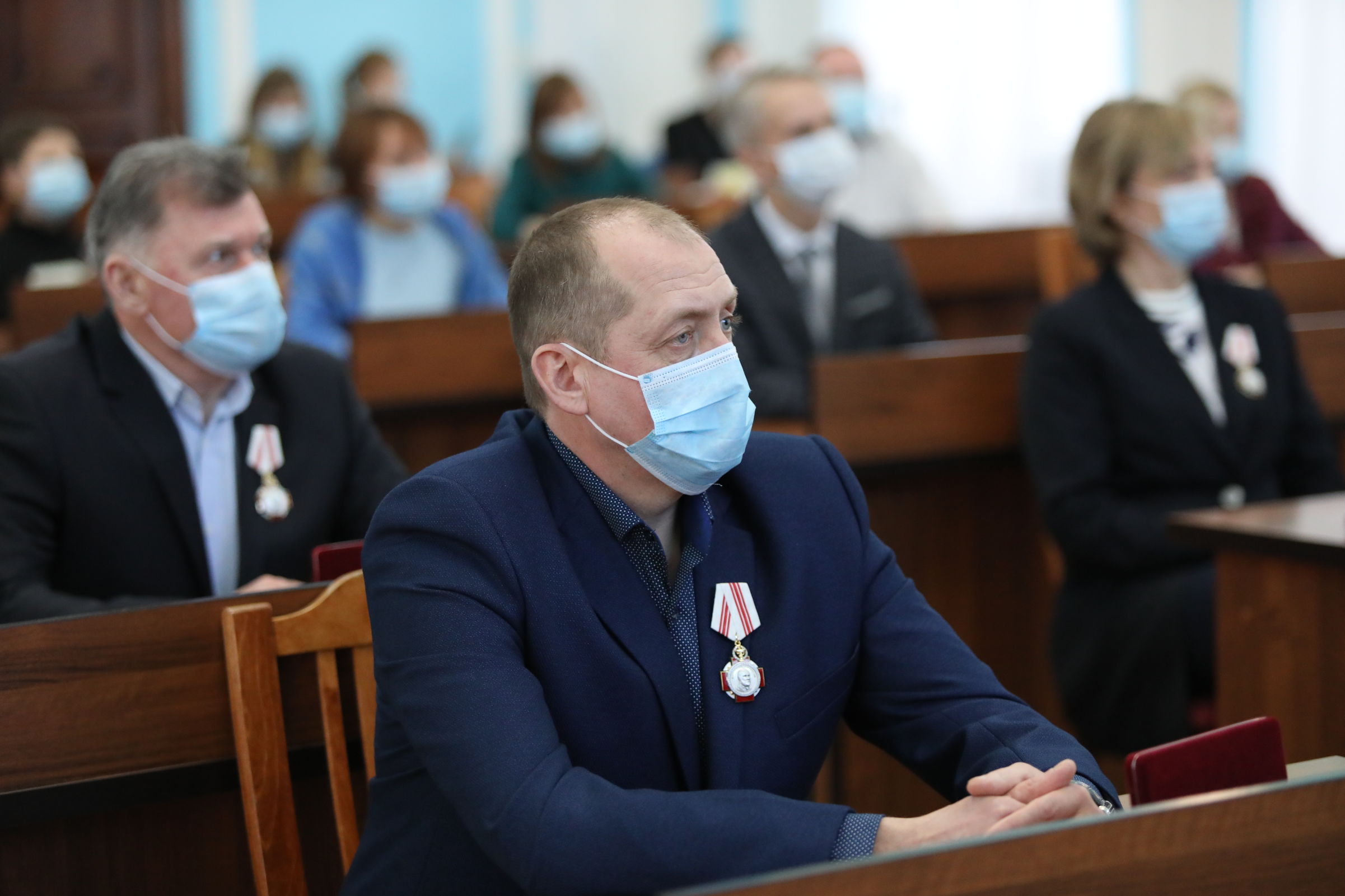 Губернатор области Дмитрий Миронов и министр здравоохранения Михаил Мурашко наградили врачей, работающих в красной зоне