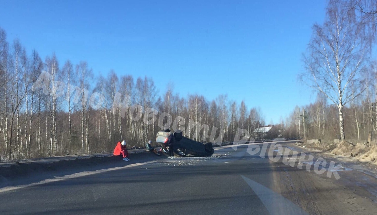 В Рыбинске перевернулась иномарка, в которой ехали женщина и двое детей