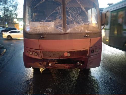 В ДТП с двумя автобусами на Октябрьском мосту в Ярославле пострадали две женщины