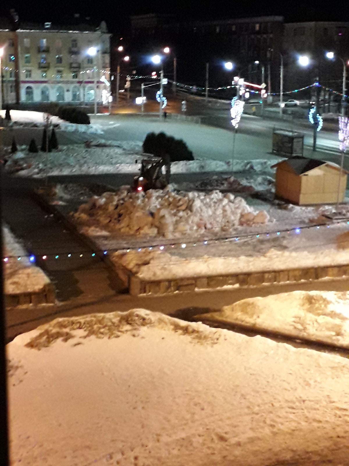 «Вот он был, и вот его не стало»: в Рыбинске снесли восьмиметрового снеговика