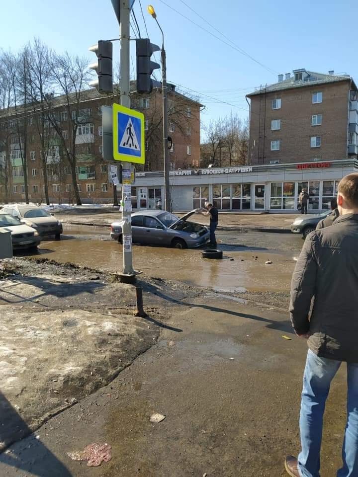 В Ярославле после сообщения в соцсетях заделают яму на перекрестке