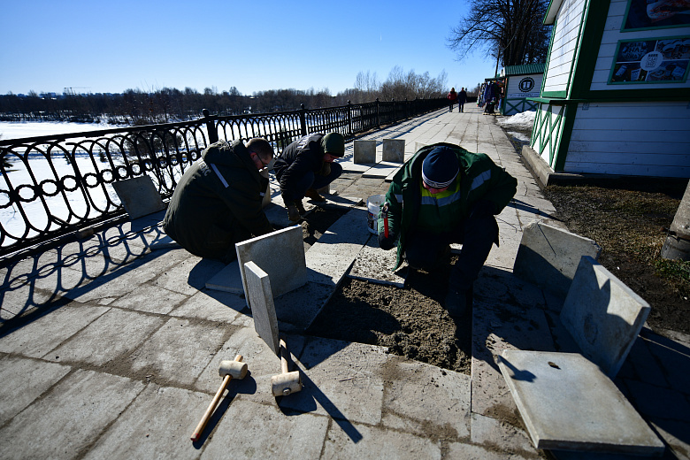 В Ярославле начали восстанавливать плитку на верхнем ярусе Волжской набережной