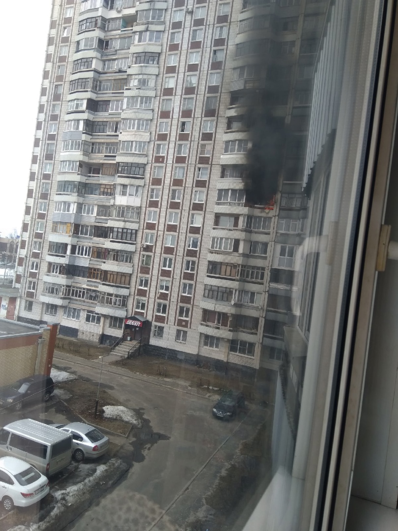 В сети появились кадры пожара в многоэтажке в Дзержинском районе Ярославля