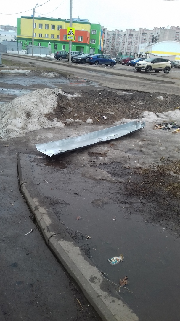 Крышу сносит: в Ярославле ветер повредил несколько домов