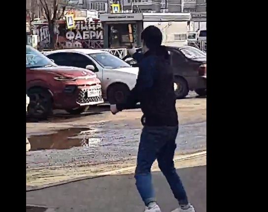 В Ярославле парень на улице целился в людей из пистолета