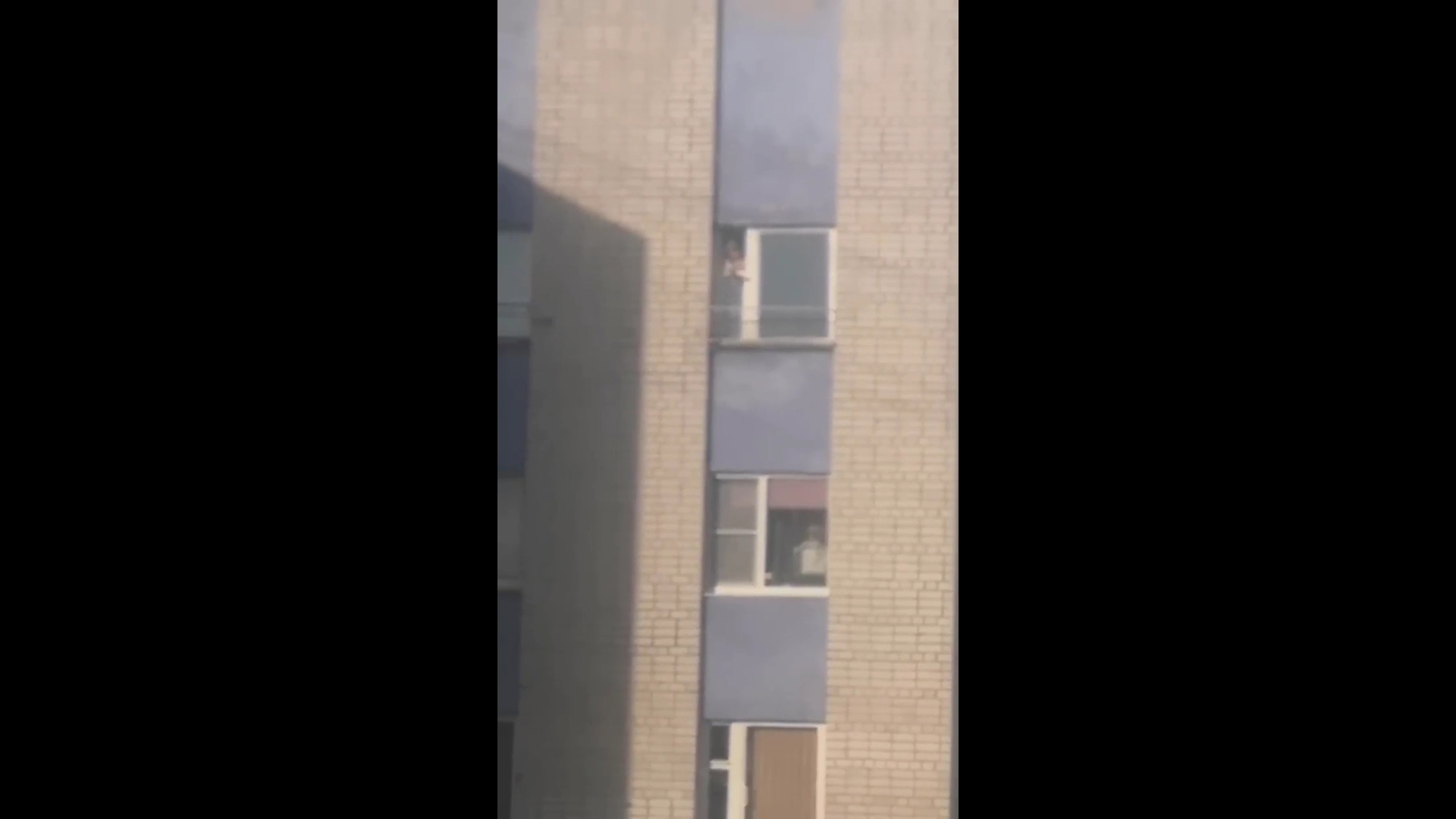 В Ярославле девочка играла и высовывалась из открытого окна на 9-м этаже: очевидцы просто снимали видео
