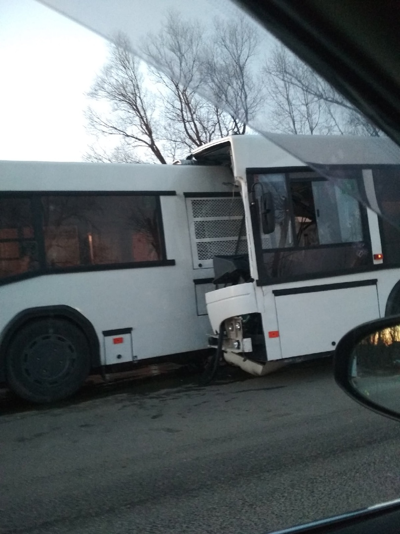 В Ярославской области столкнулись два автобуса: один въехал в другой на  полкабины- Яррег - новости Ярославской области