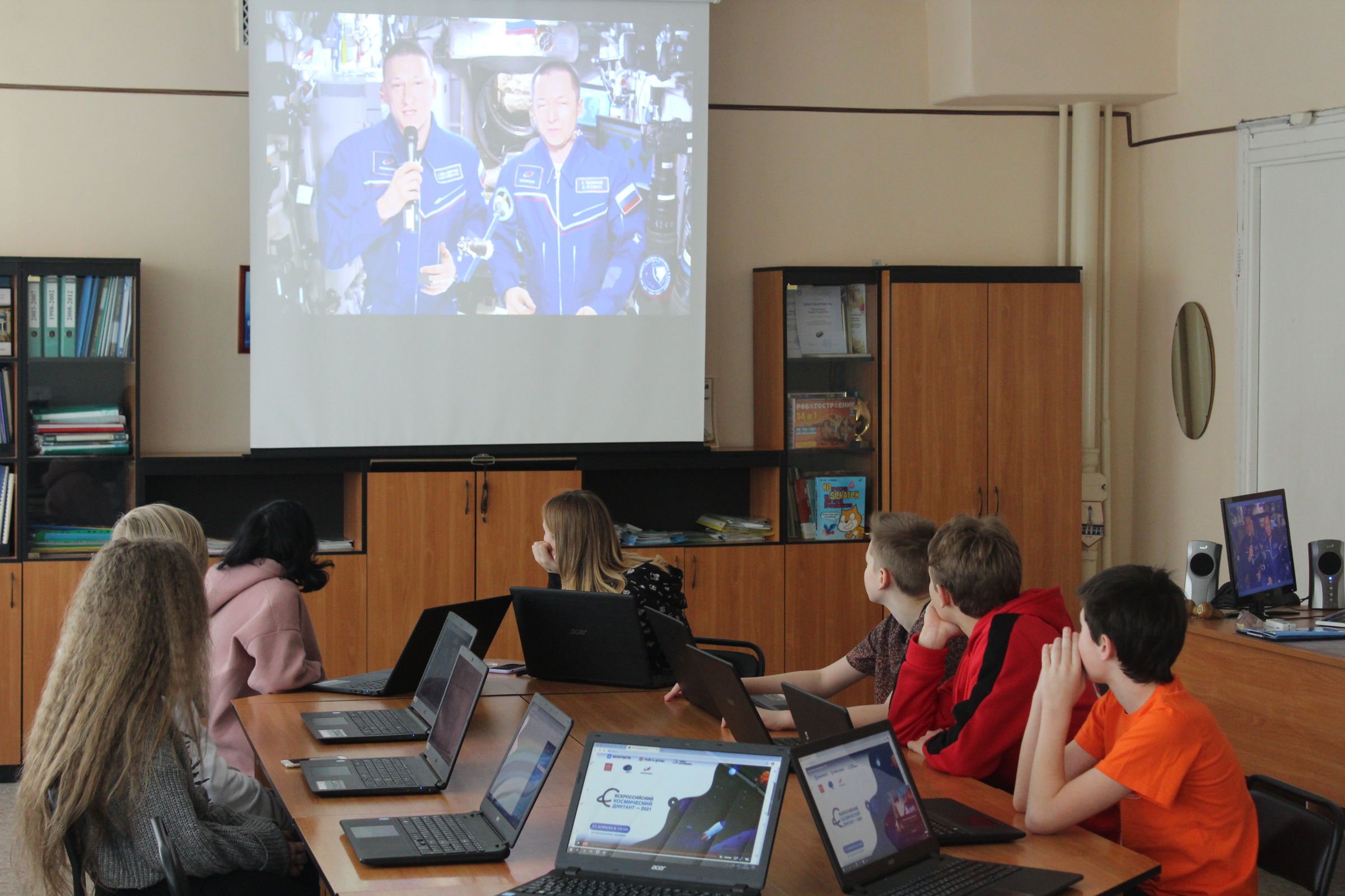 Ярославские школьники и студенты в честь Дня космонавтики написали диктант и совершили забег