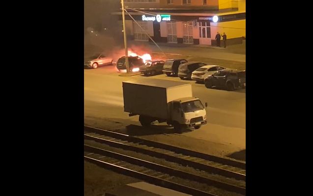 Ночной пожар в Ярославле: на парковке горело несколько автомобилей