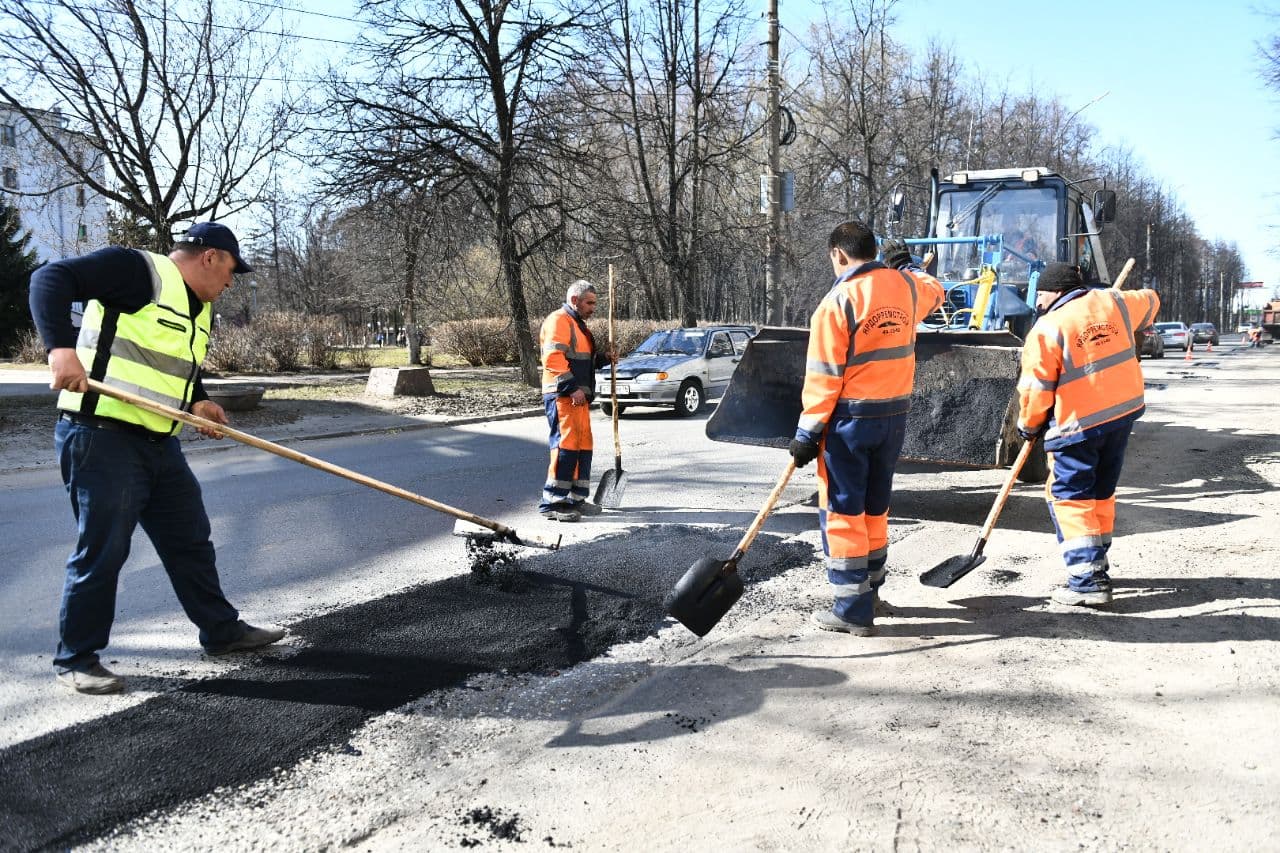 В Ярославле рабочие залатали 8 тысяч ям на дорогах