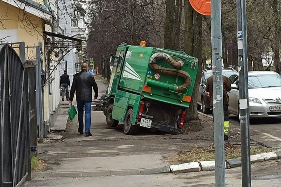 В Ярославле уличный пылесос застрял в дорожной яме
