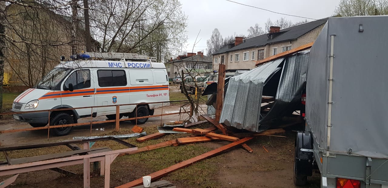 С жилого дома в Ярославской области ветром сорвало крышу