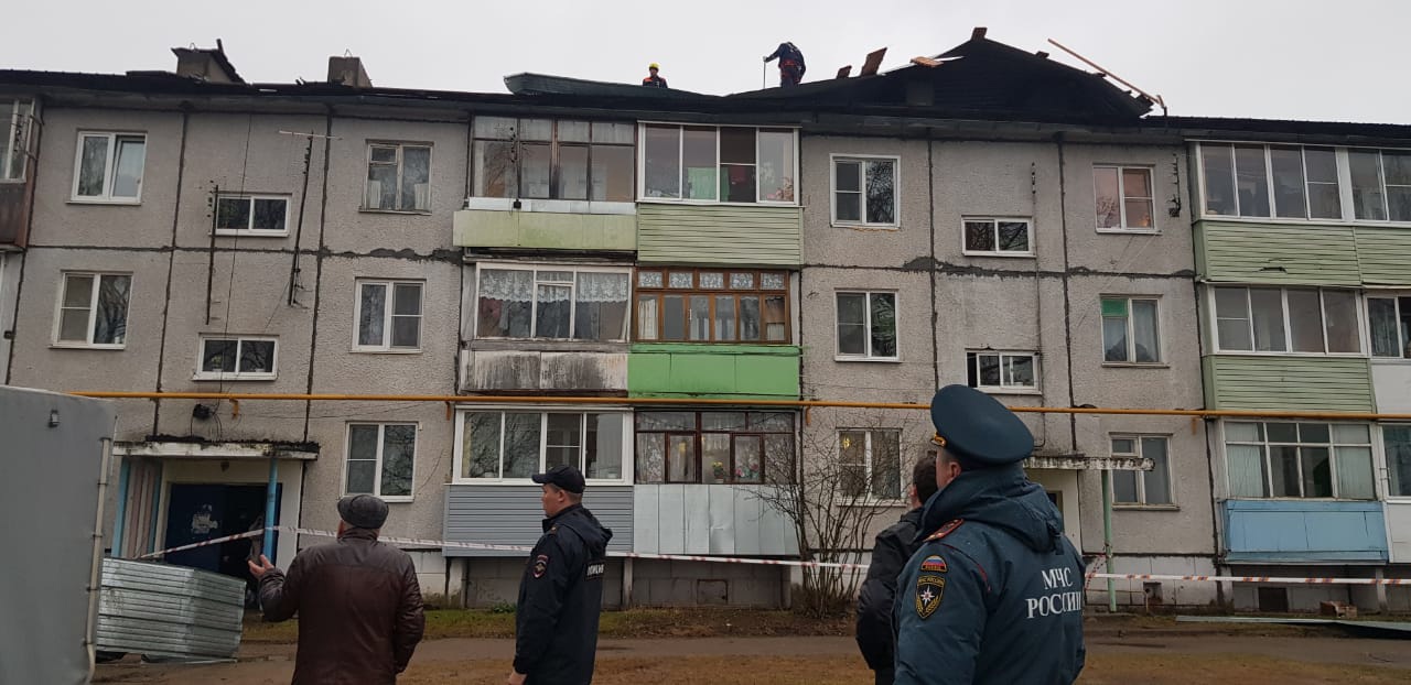 С жилого дома в Ярославской области ветром сорвало крышу