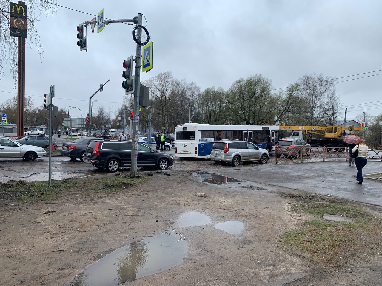 В Ярославле в яме застрял автобус: проспект Машиностроителей встал в пробку