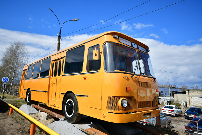 На Московском проспекте в Ярославле установили памятник автобусу