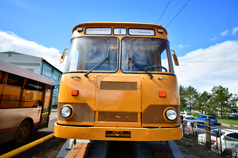 На Московском проспекте в Ярославле установили памятник автобусу