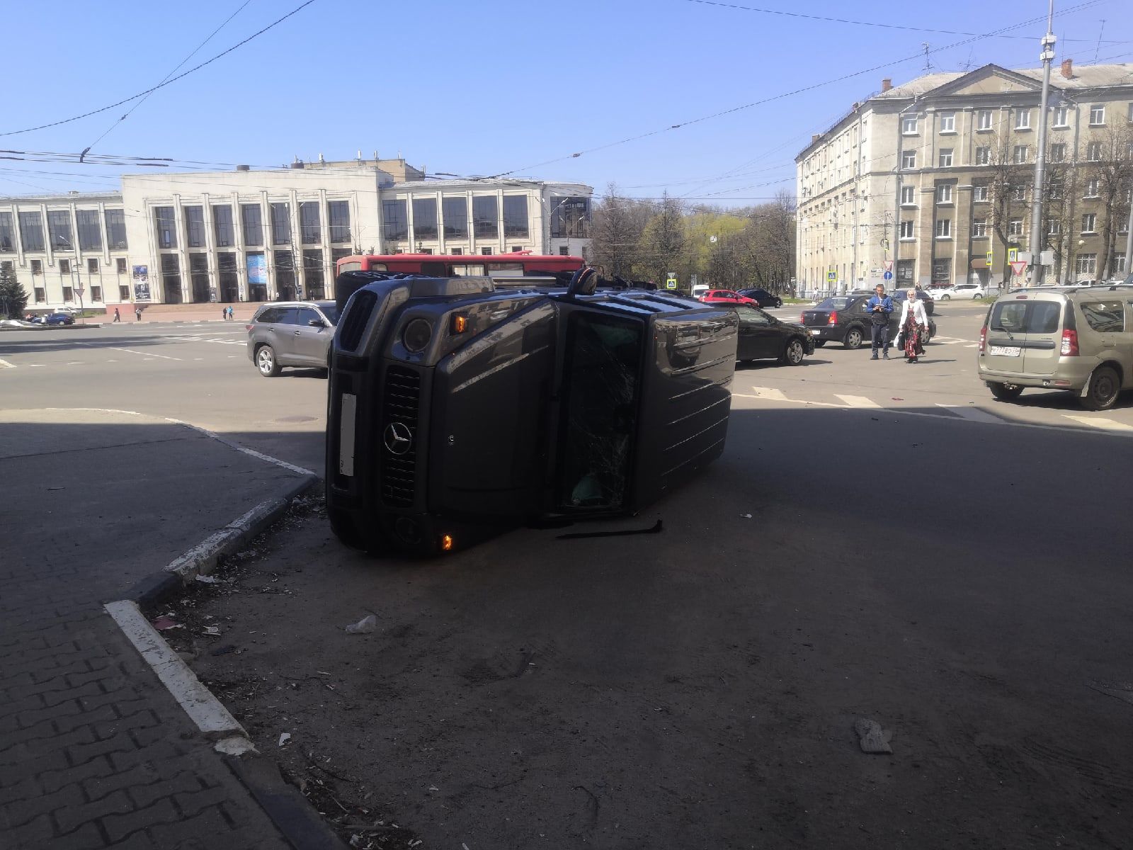 В центре Ярославля после столкновения с маршруткой перевернулся «Гелентваген»