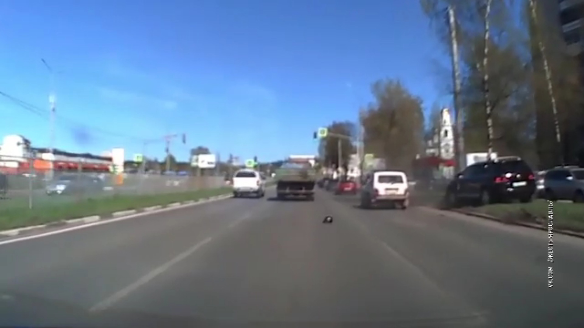 Появилось видео, как водитель внедорожника на скорости влетел в столб на проспекте Авиаторов в Ярославле