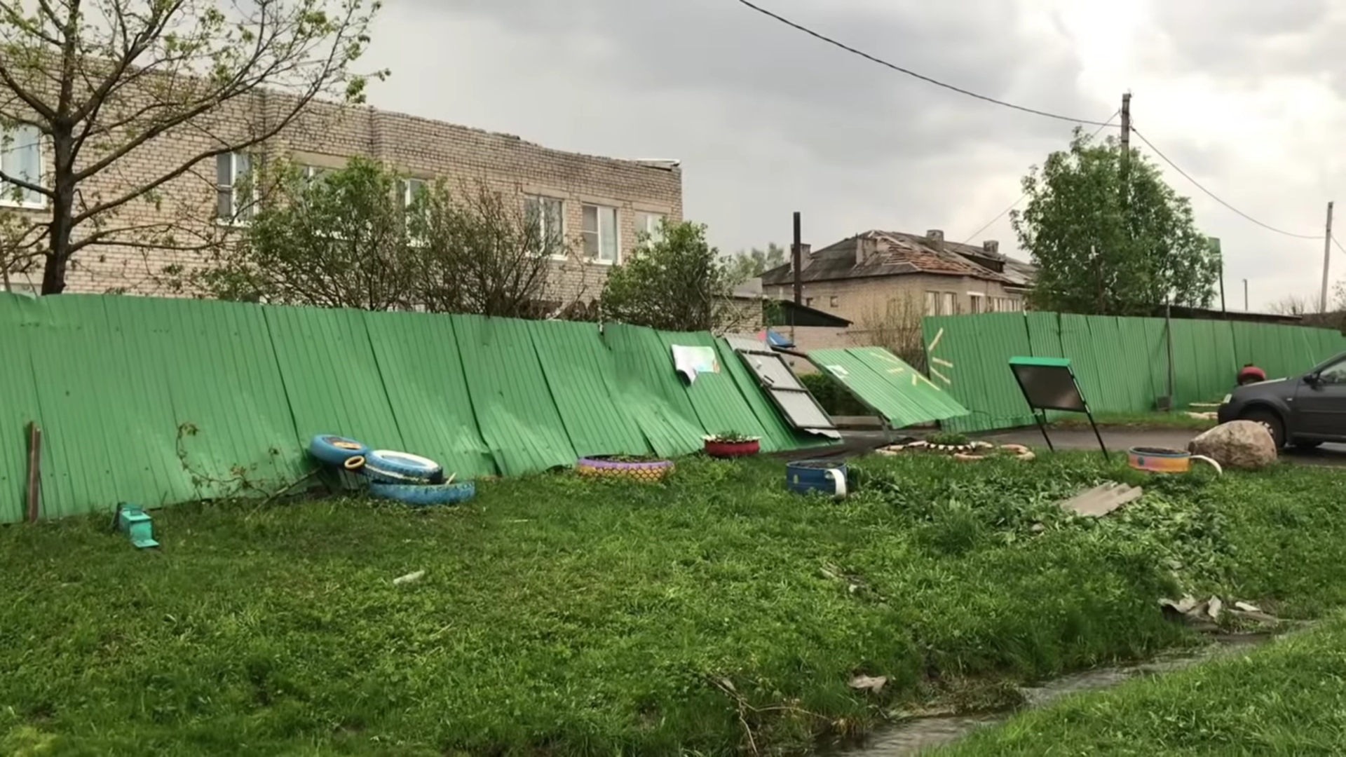 В Любиме ветер сорвал крыши с 17 жилых домов: кадры последствий стихии