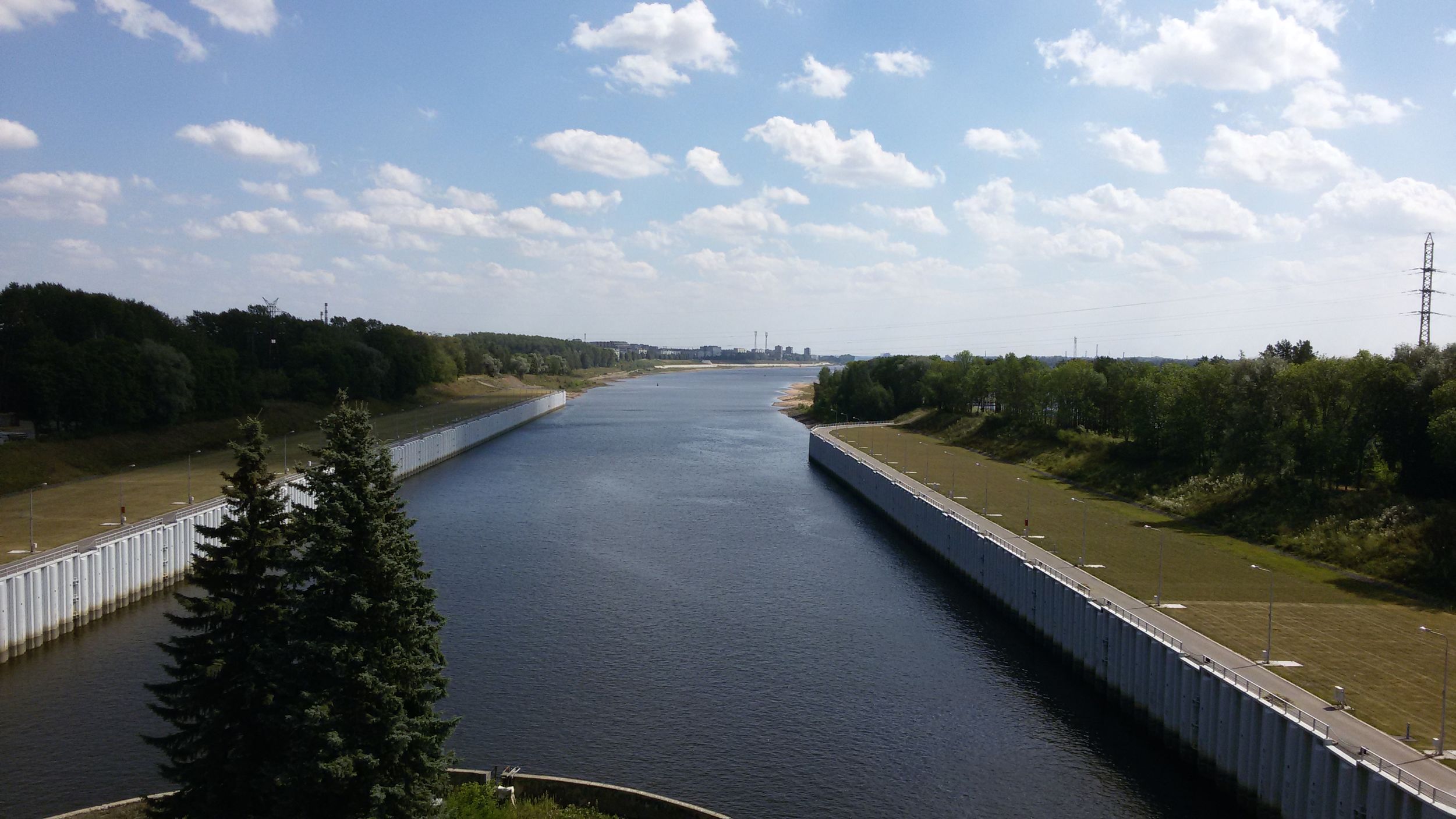 Сбросы с гидроузла Рыбинской ГЭС снижены еще на 725 кубометров в секунду