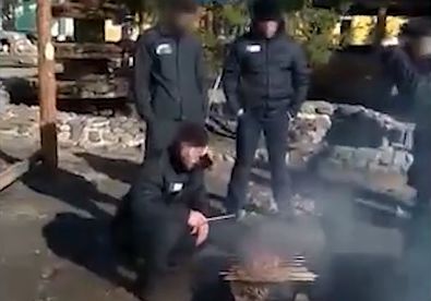 Следователи начали проверку после сообщений о жарящих шашлык заключенных ярославской колонии