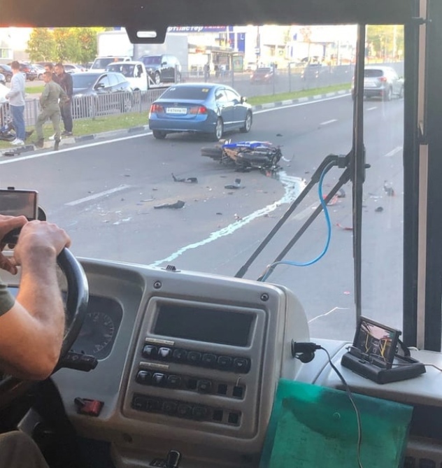 В Ярославле пьяный водитель без прав столкнулся с девушкой на мотоцикле