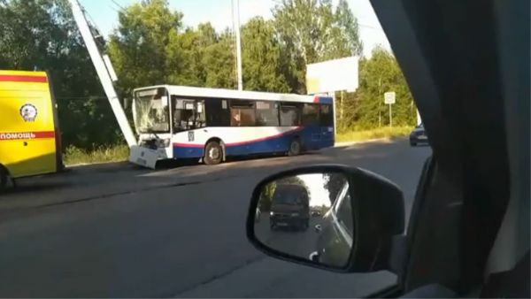 В Ярославле 10 человек пострадали в ДТП с въехавшим в столб автобусом