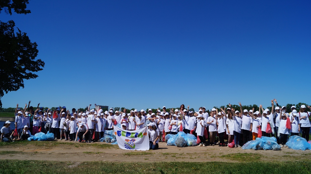 В Ярославской области участники детского лагеря убрали берег Волги