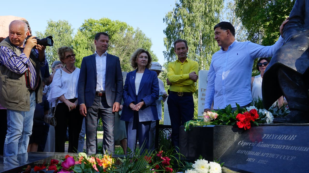 Памятник народным артистам Сергею Тихонову и Наталии Терентьевой открыли в Ярославле