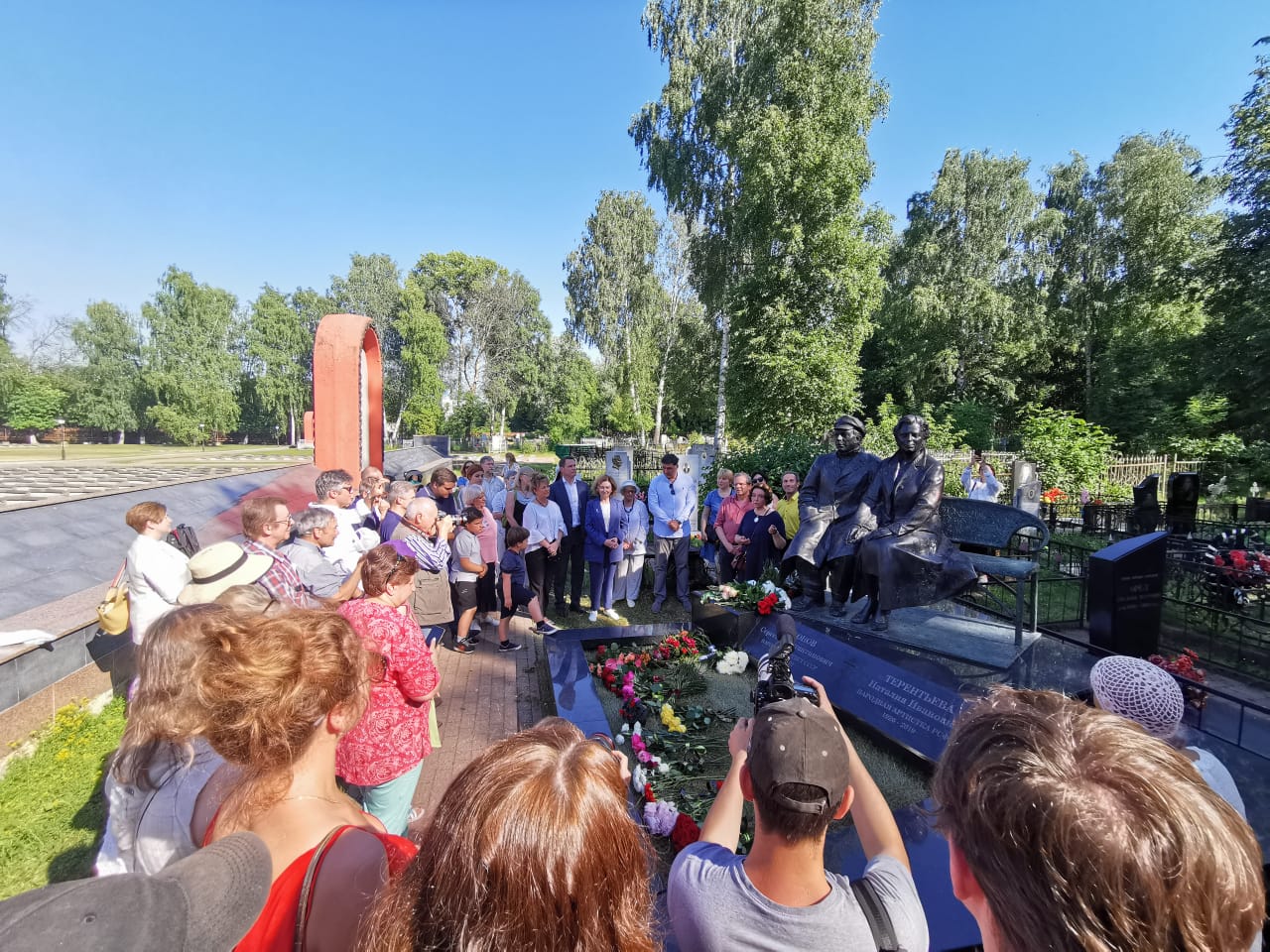 Памятник народным артистам Сергею Тихонову и Наталии Терентьевой открыли в Ярославле