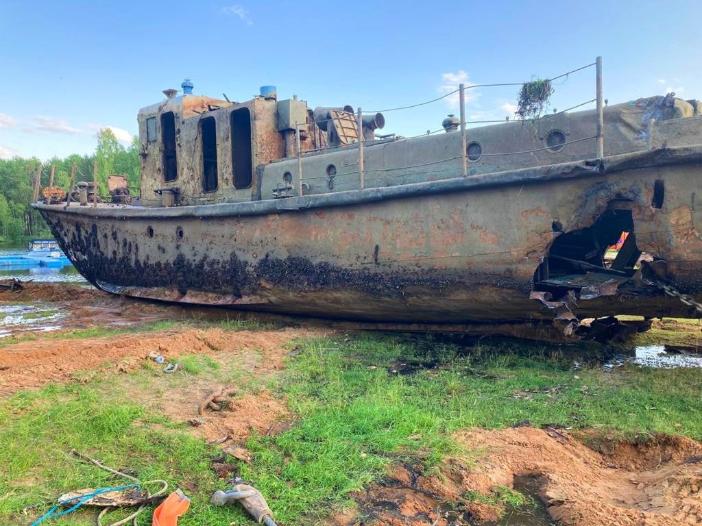 Со дна реки в Ярославской области подняли затонувший корабль