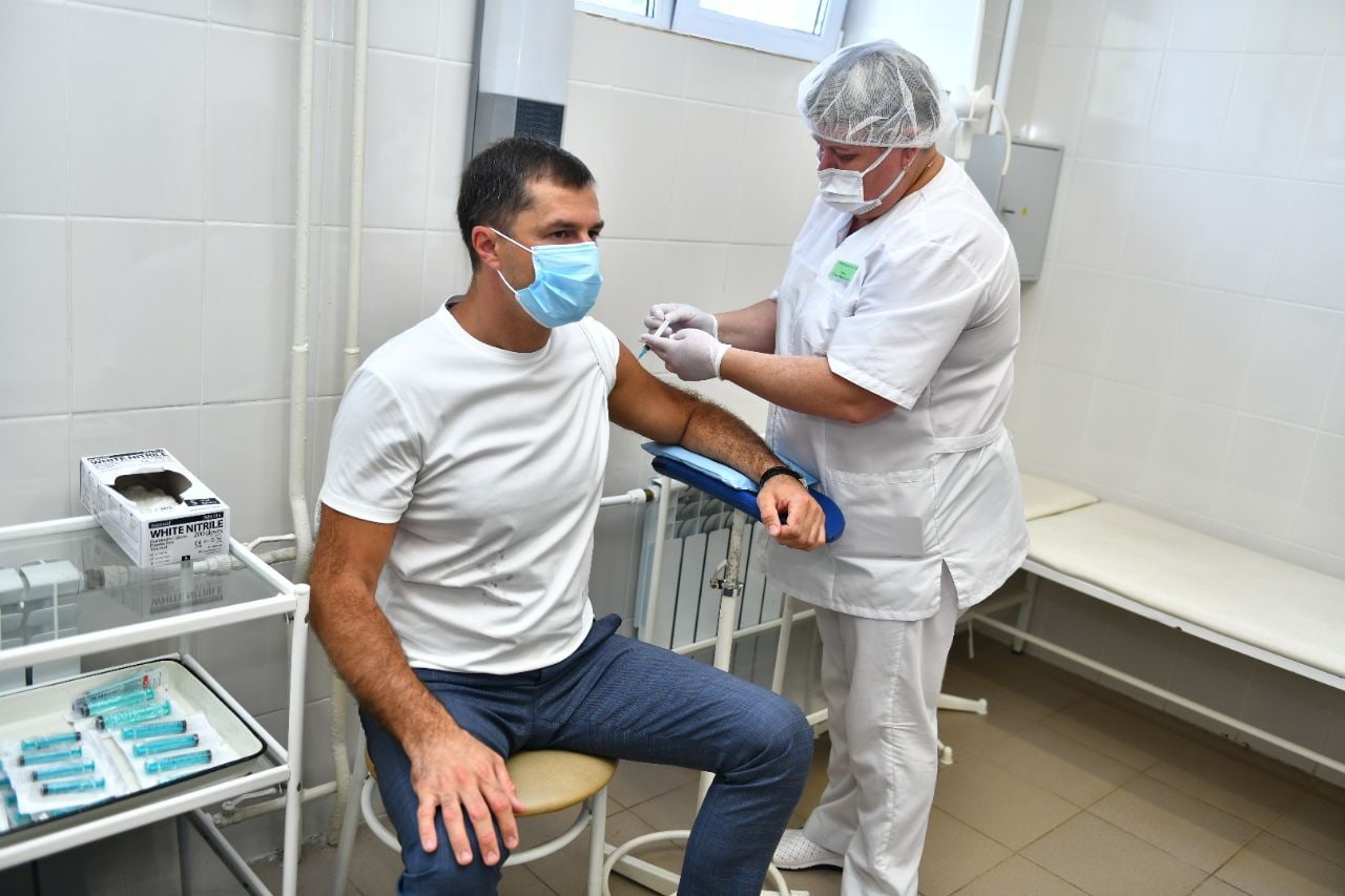 Мэр Ярославля сделал прививку от коронавируса