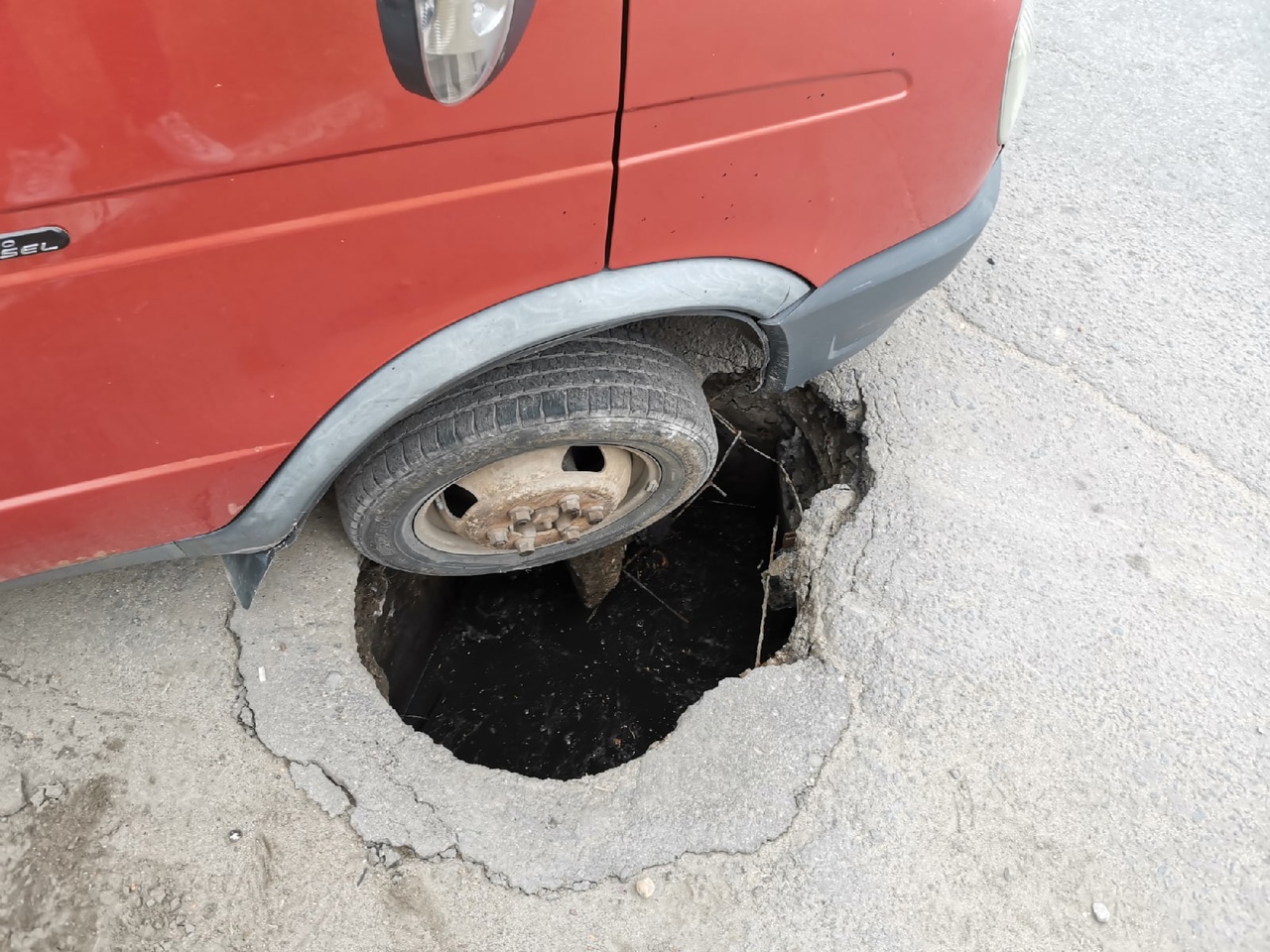 На Тутаевском шоссе в Ярославле «Газель» провалилась в яму
