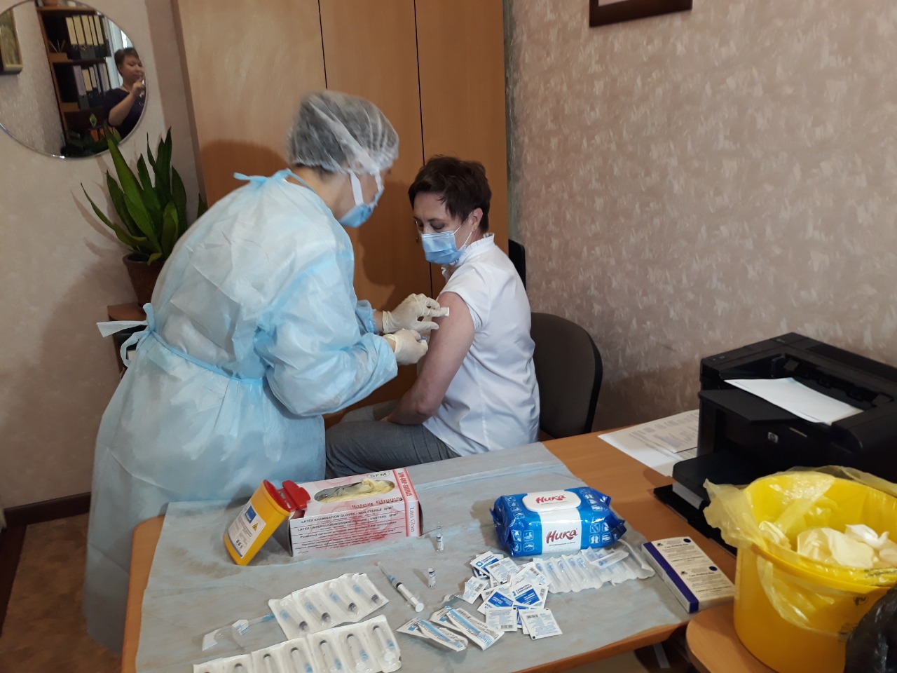 В Ярославской области антиковидную вакцинацию прошли более 5 тысяч педагогов и работников сферы образования