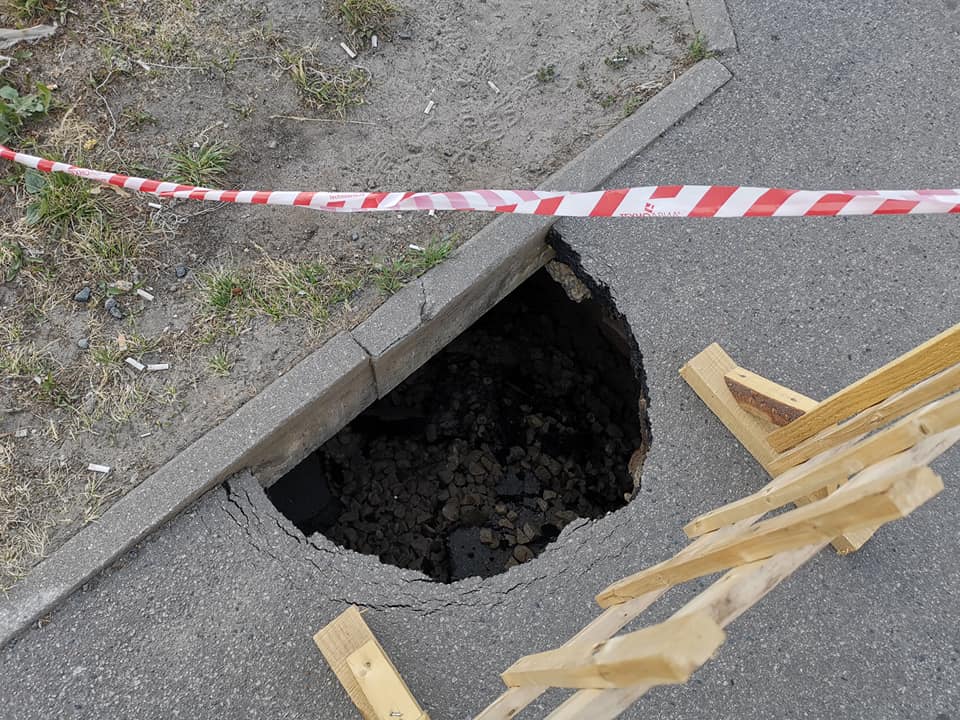 В Ярославле на Московском проспекте провалился асфальт