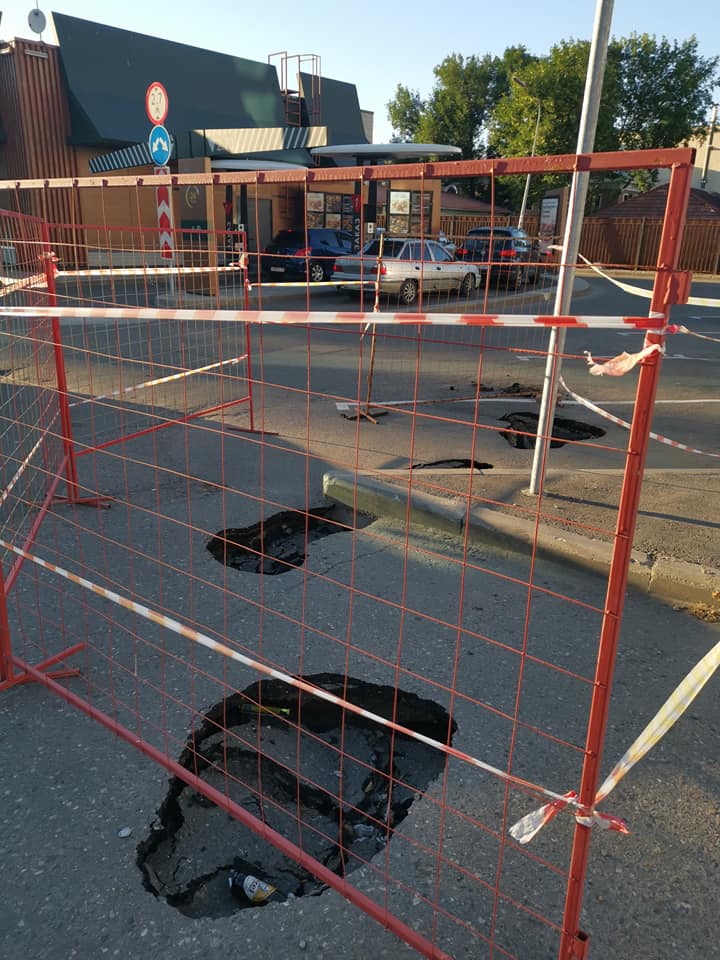 В Ярославле на Московском проспекте провалился асфальт