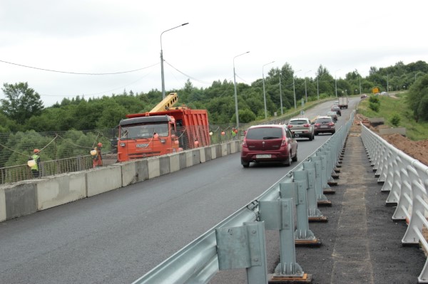 Обновленную половину моста через Печегду на трассе Ярославль – Рыбинск открыли для транспорта