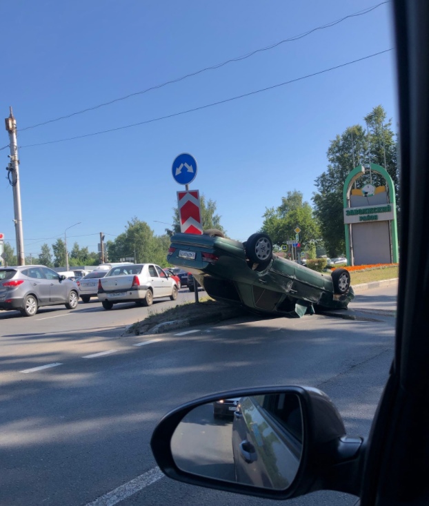 В Ярославле сотрудники ГИБДД назвали причины аварии с перевернувшейся машиной у Октябрьского моста