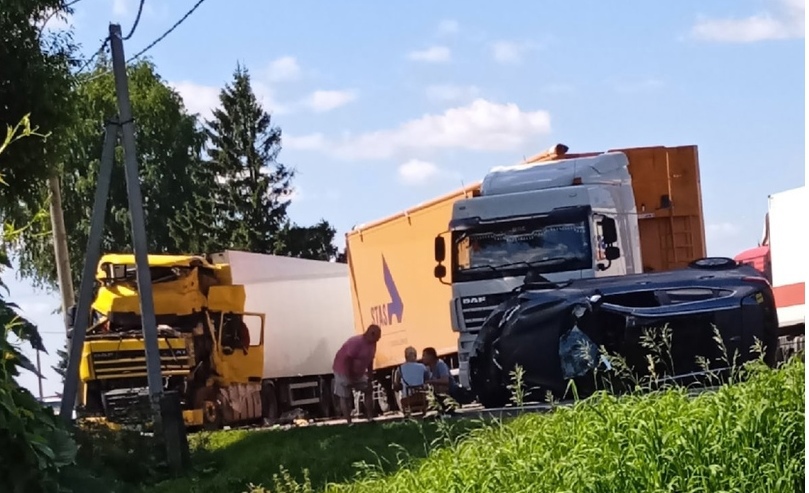 Остановился помочь и попал в ДТП: в Ярославской области столкнулись два грузовика