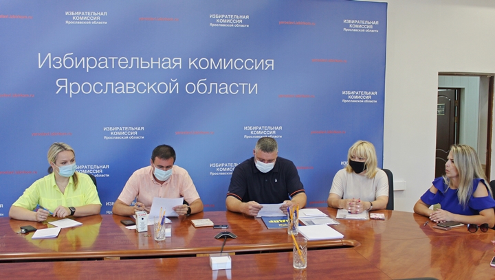 Представитель ЛДПР Евгений Смирнов подал документы для участия в выборах по 195 округу