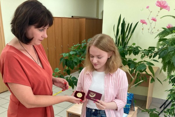 Первая золотая медалистка появилась в ярославской школе дистанционного обучения
