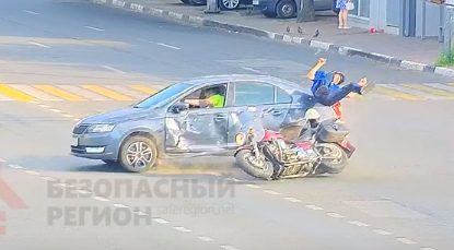 Появилось видео столкновения мотоциклиста с иномаркой в центре Ярославля