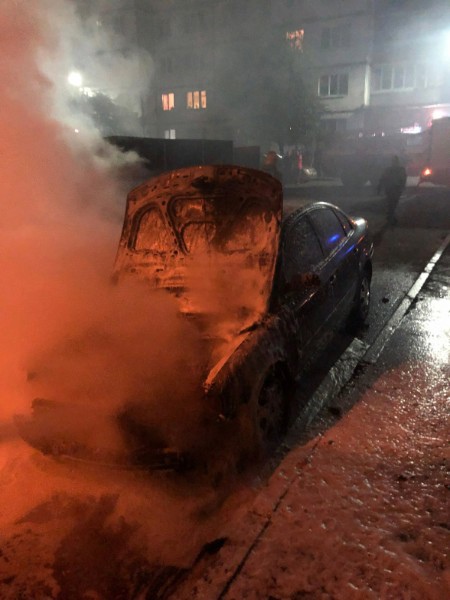 В Рыбинске ночью сгорели несколько машин