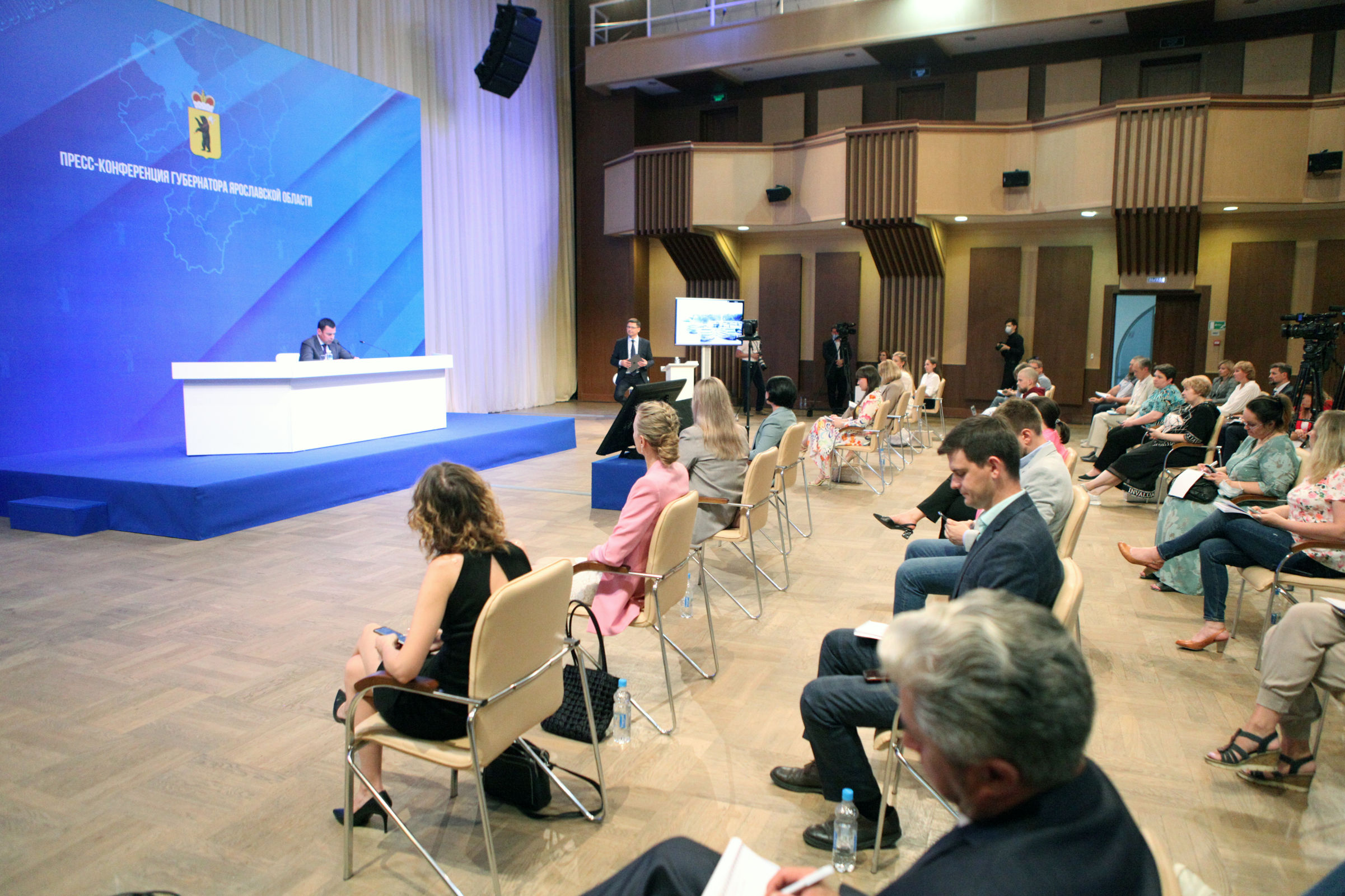 Более 40 журналистов приняли участие в пресс-конференции Дмитрия Миронова