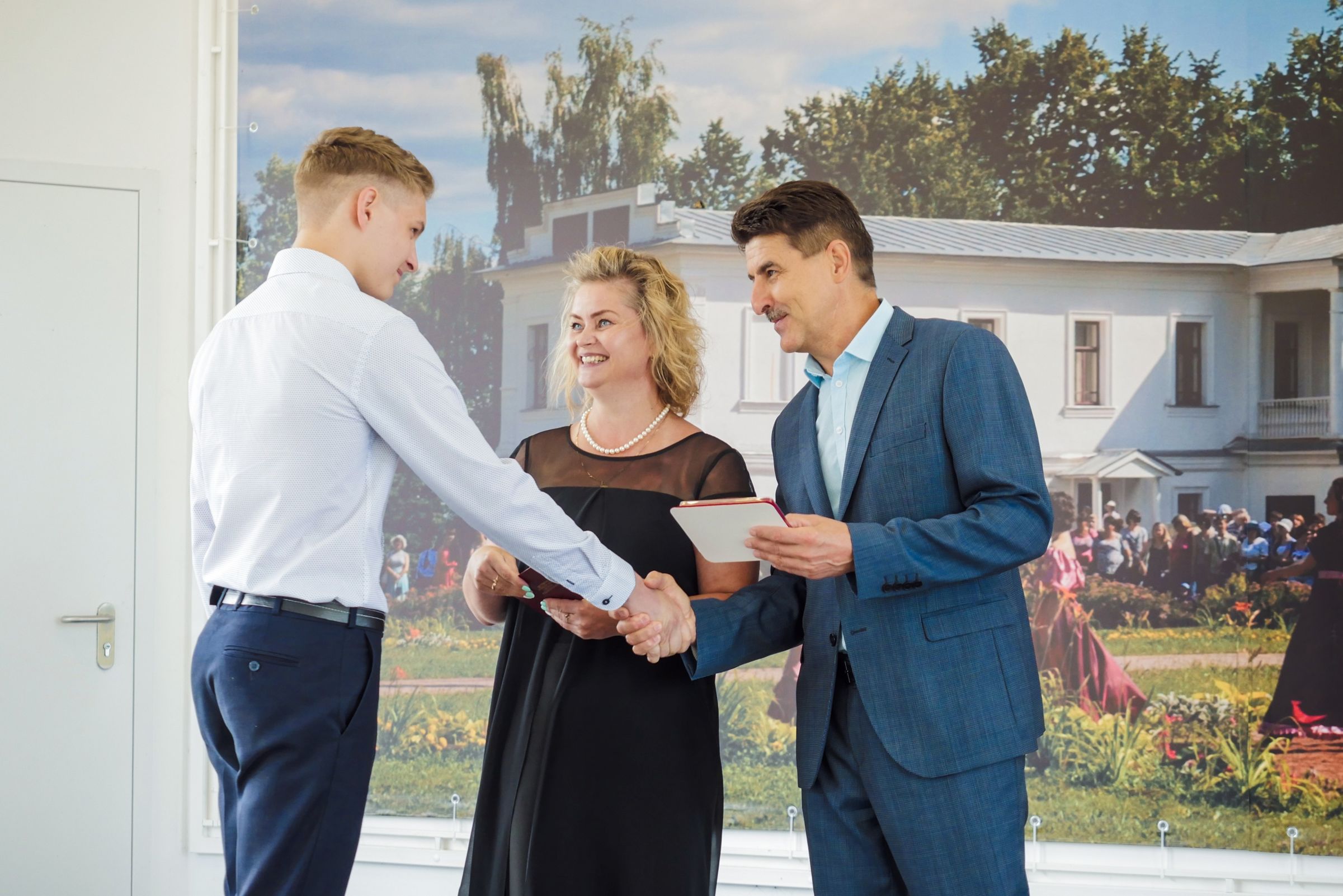 В Ярославской области лучших выпускников школ наградили почетным знаком губернатора