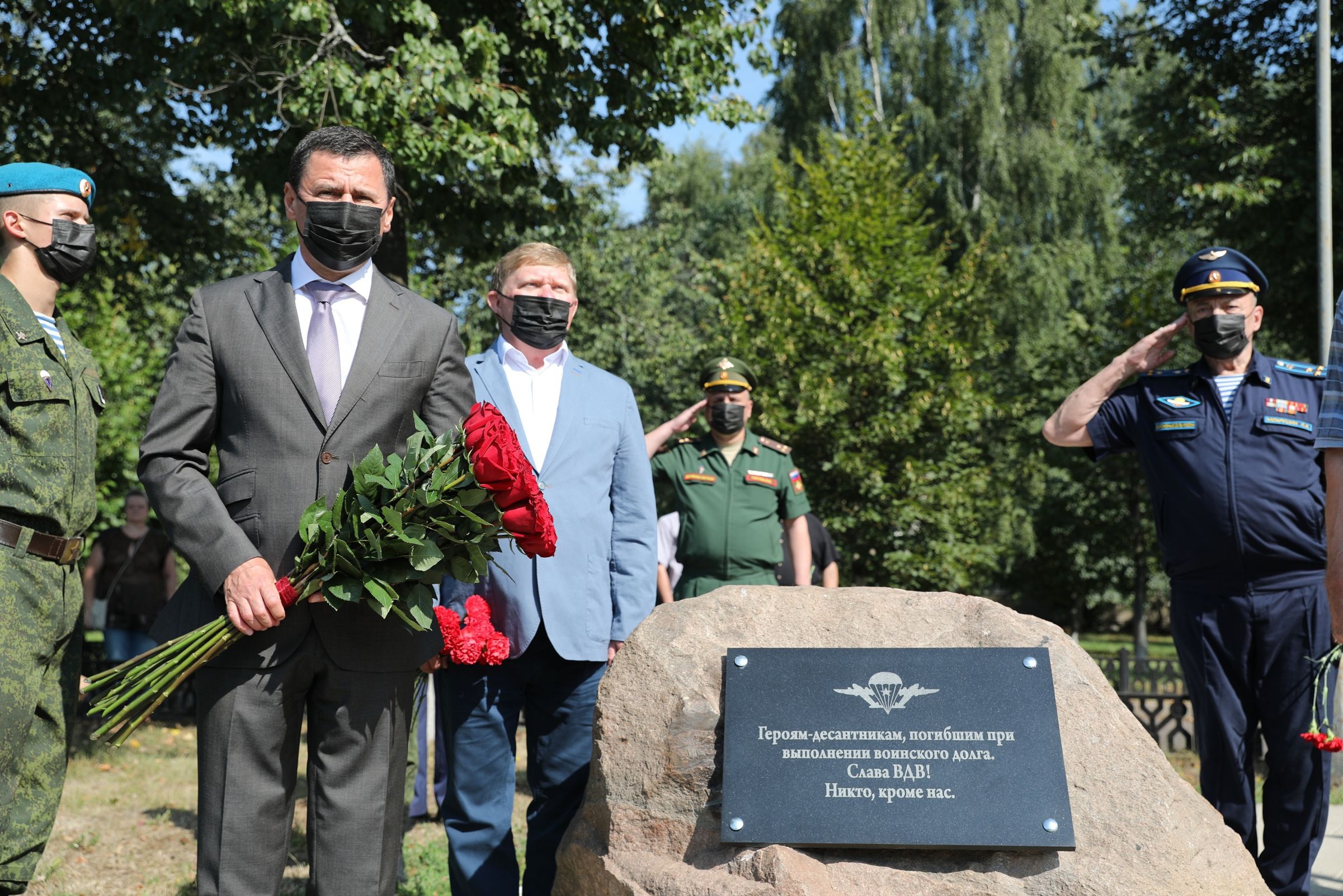 Дмитрий Миронов принял участие в открытии памятной доски в честь погибших десантников