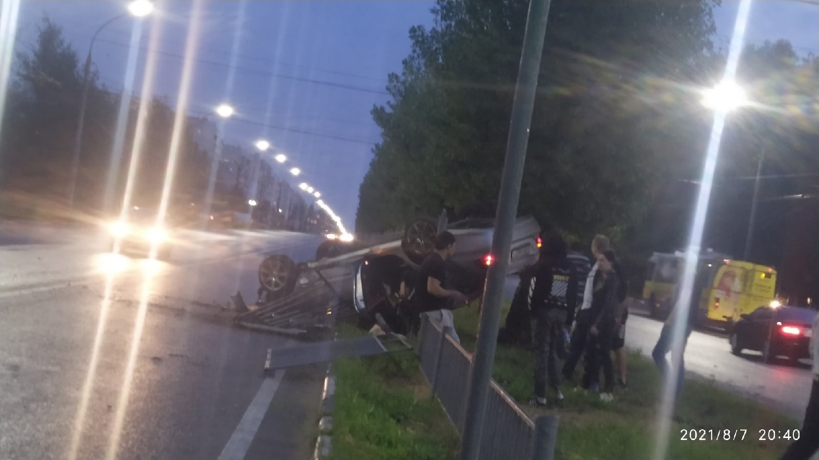 В выходные в Ярославле на заборе вверх колесами повис «Мерседес»